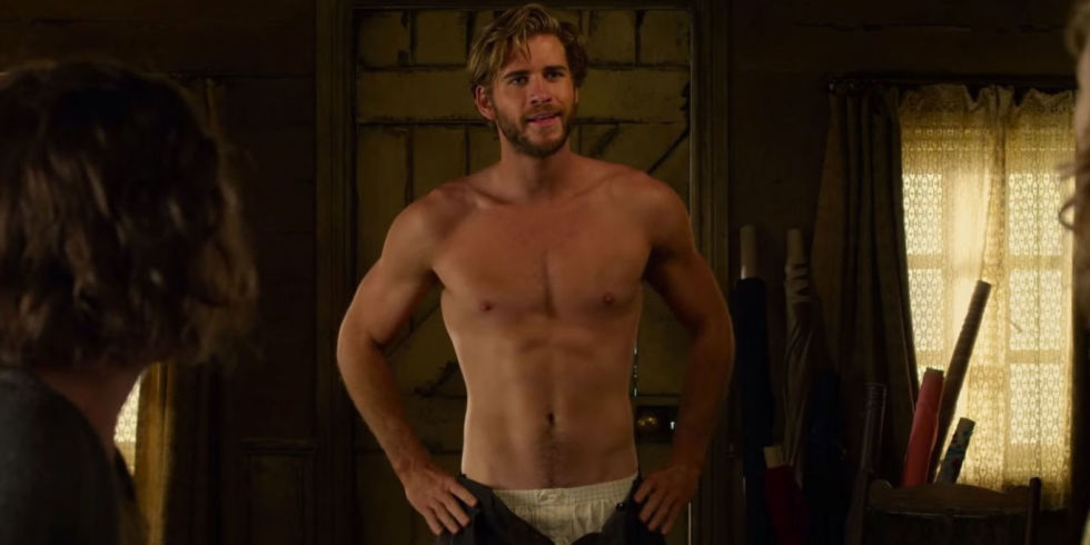 landscape-1447418054-liam-hemsworth-stripping-3