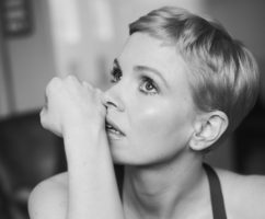 Intervista con Kate Phillips: Sui Personaggi Risoluti e le Donne dello Schermo