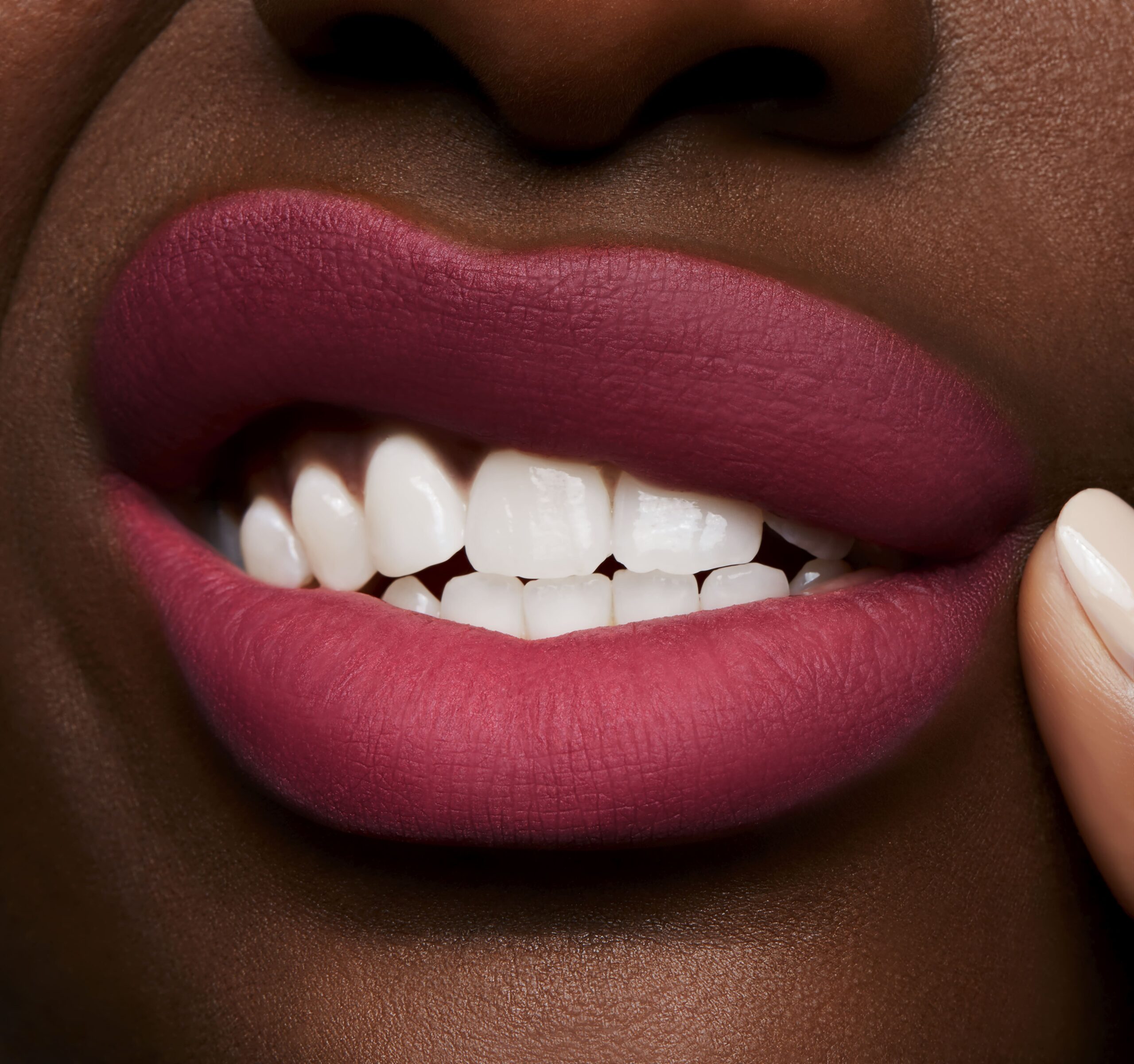 SJC2060001_LIP_ALittleTamed_DARK