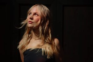 Intervista con Adelaide Clemens: La Forza Che Non Fa Rumore